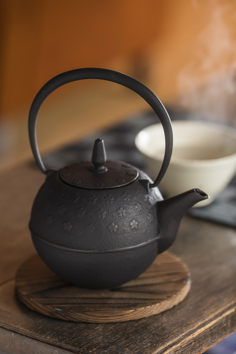 南部鉄瓶 鍋元造桜鉄瓶 【極上品】紙箱入り/お茶道具 南部鉄瓶 鍋元造