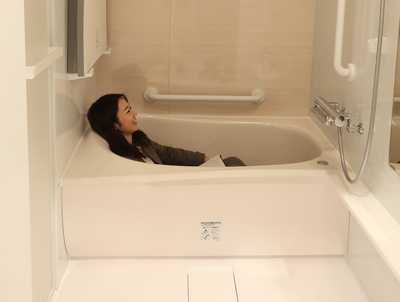 新品 TOTO サザナ 風呂ふた ゆるリラ浴槽