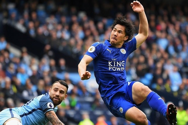 永遠に語り継がれる！」岡崎慎司、レスター時代の“伝説ボレー”が英国で