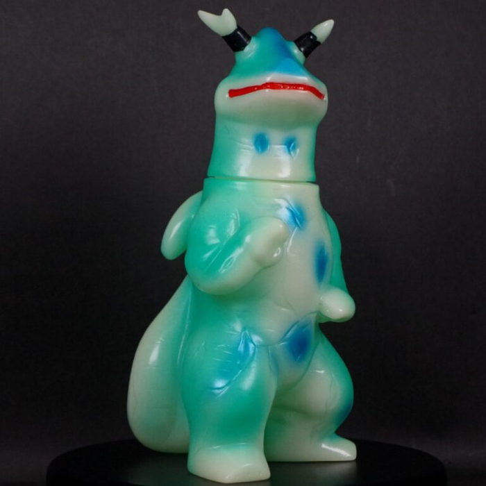 U.S.TOYSの最新作「SBエレキング(蓄光)」が発光しながら墓場の画廊に