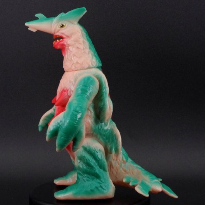 ブルマァクの「怪魚超獣ガラン」が「カタログカラー」となってショップ