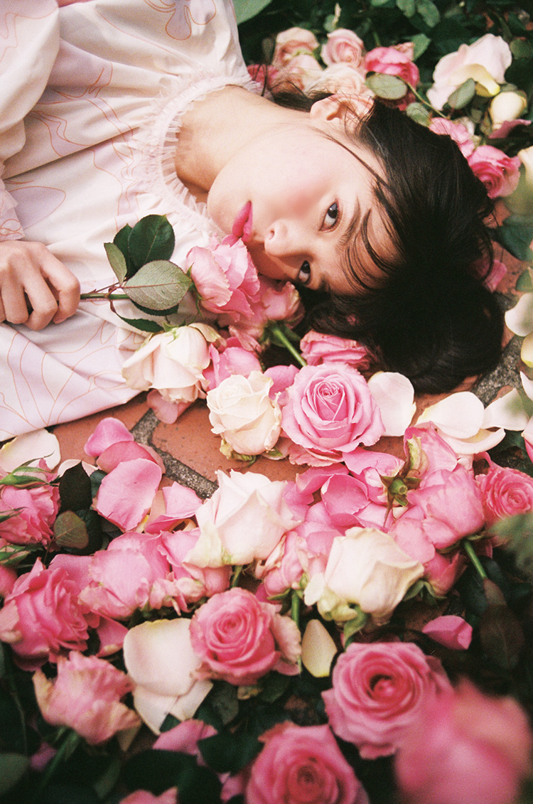 齋藤飛鳥がとびきり乙女に♡ 薔薇色の世界を披露 | sweet web | 宝島社