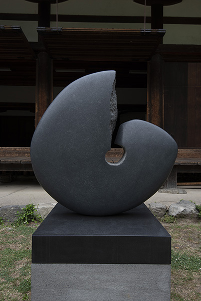 想像もしなかったものが、石に向き合っているときに生まれてくる―彫刻