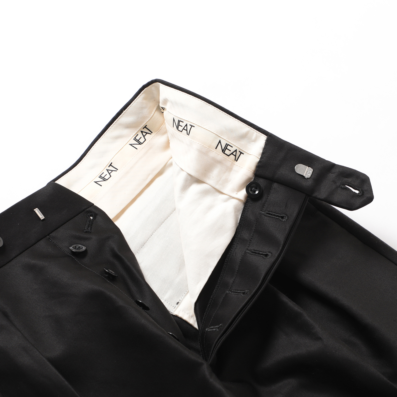 一本は持っておきたいイマ注目の『NEAT / ニート』パンツをシルエット