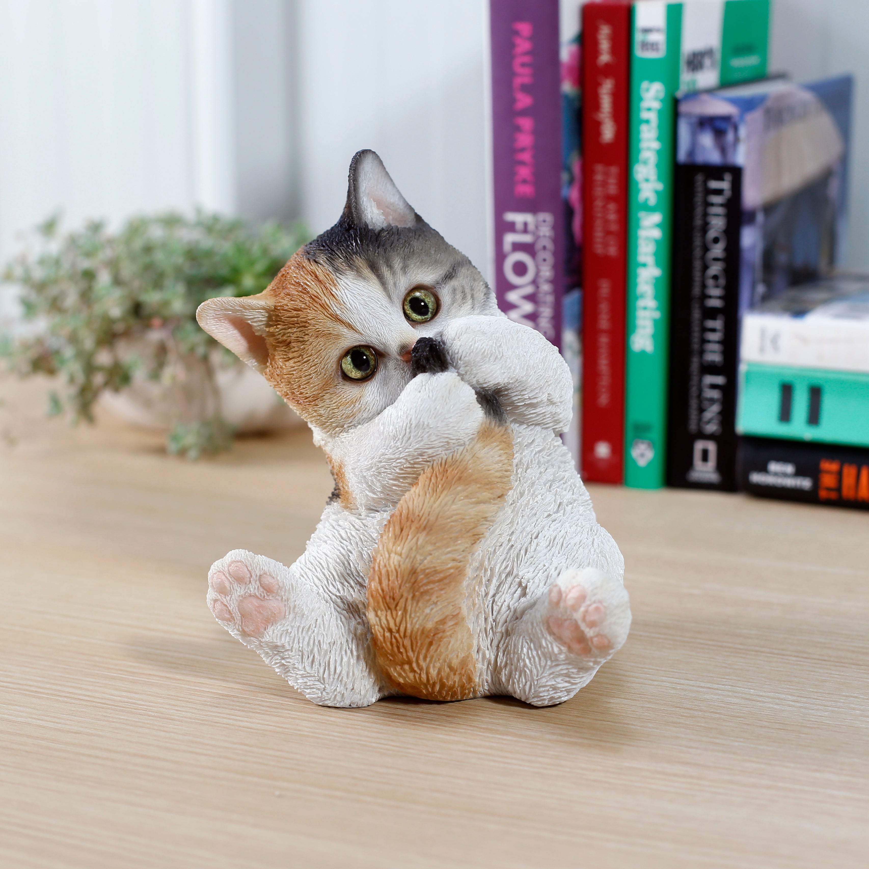 しっぽで遊ぶ三毛猫｜WooBia公式オンラインショップ – WooBia