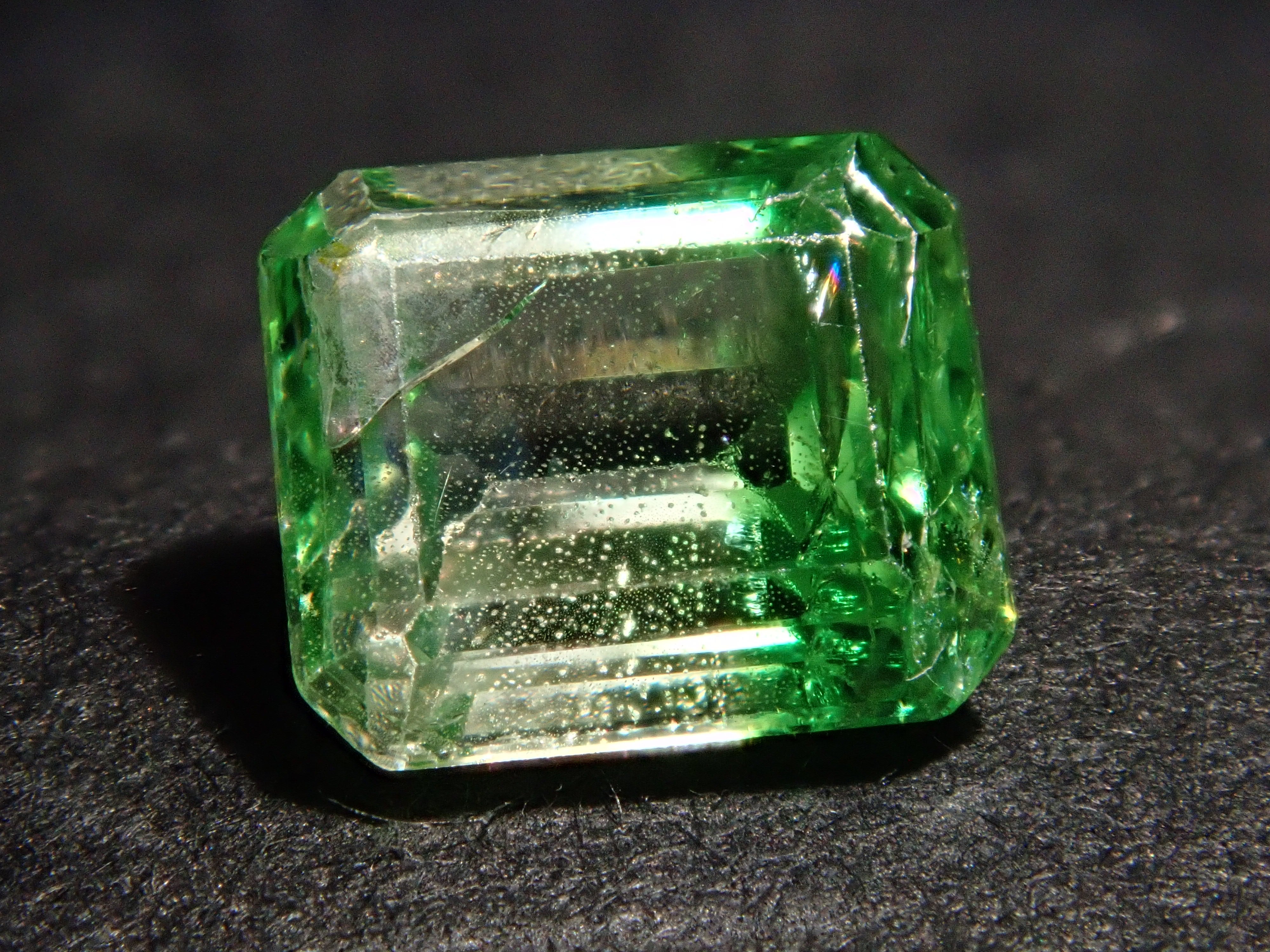 Tanzania UV type bicolor tsavorite 0.947ct loose stone