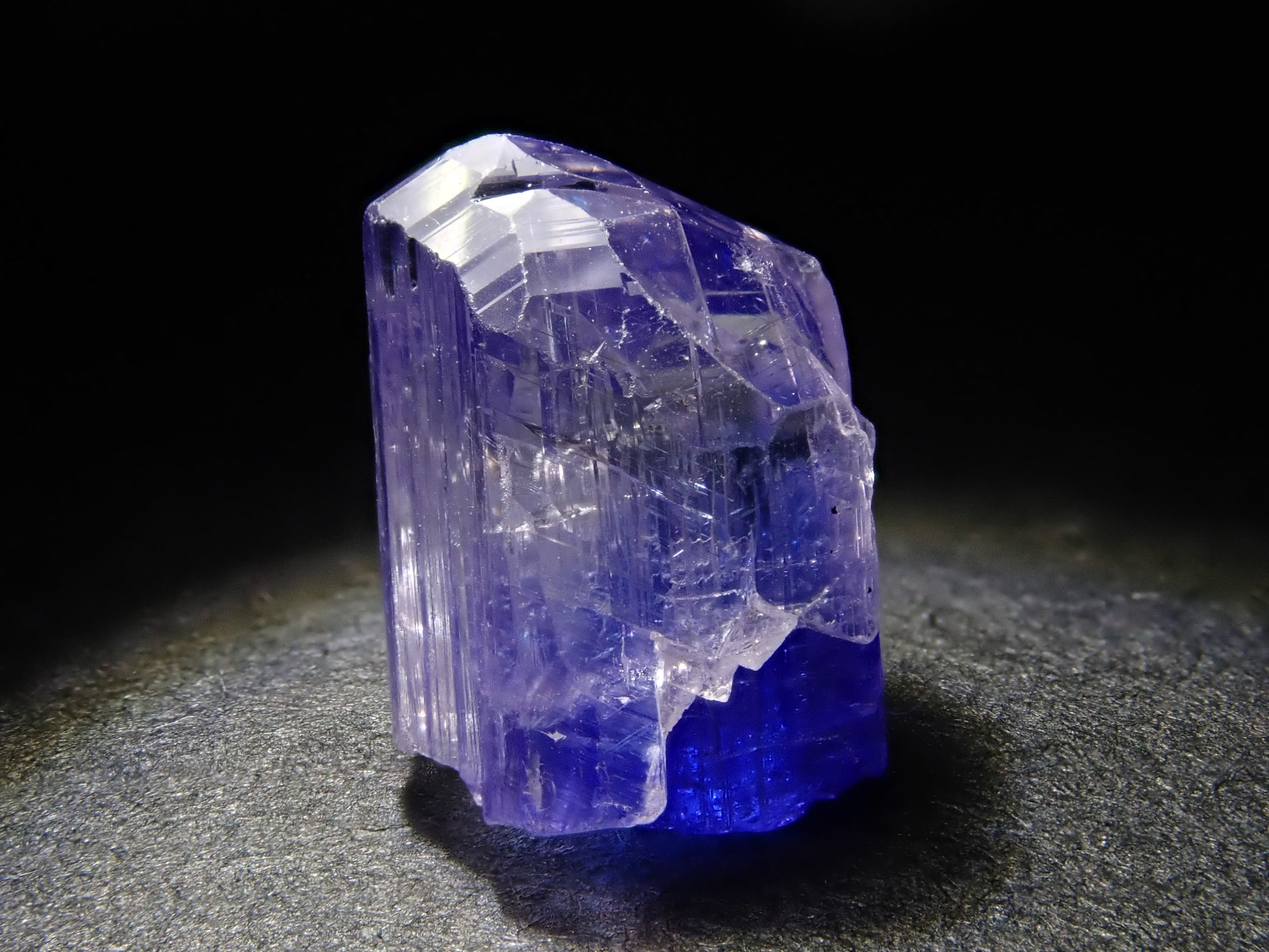 タンザニア産バイカラータンザナイト 2.750ct原石