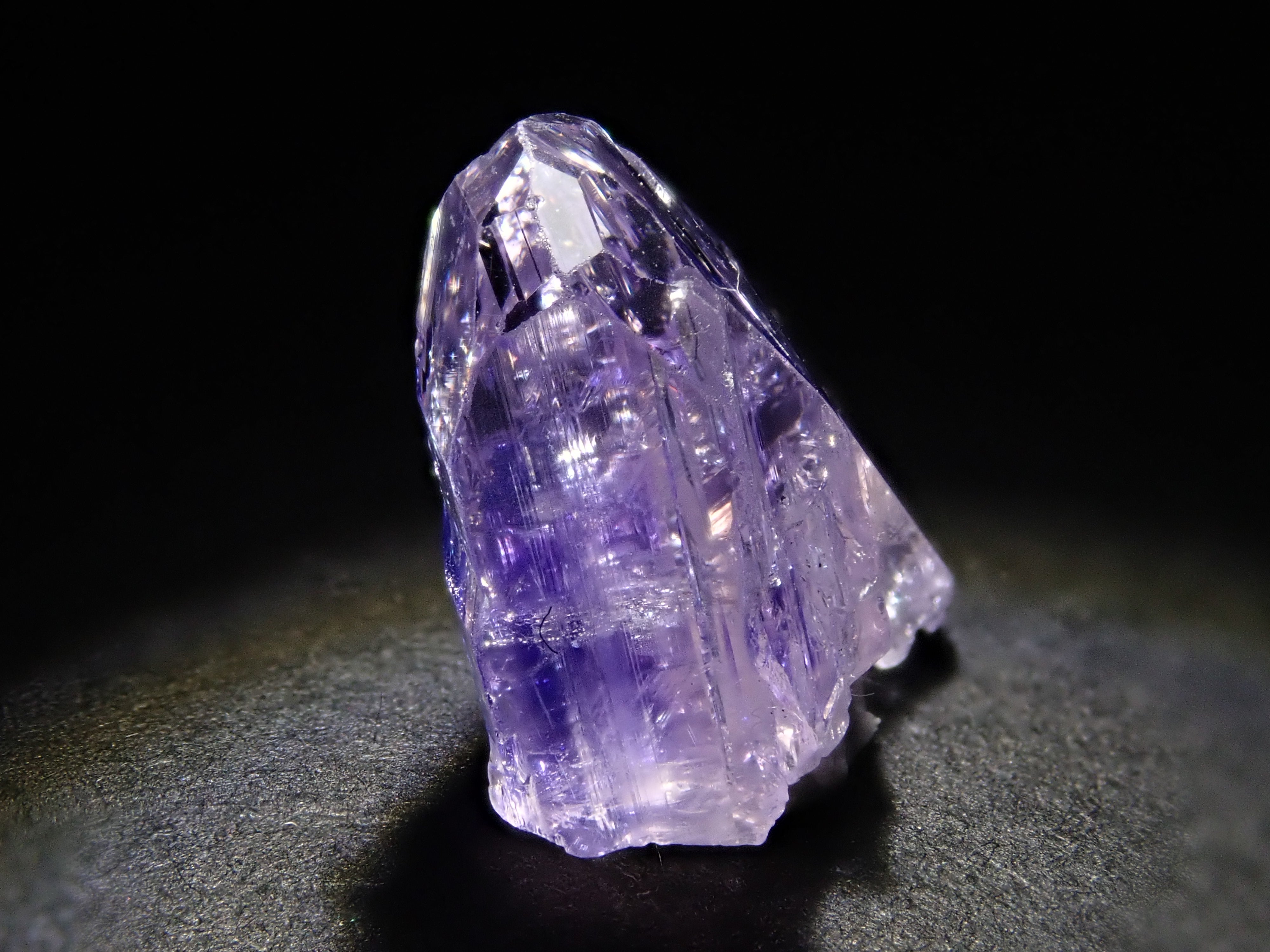 タンザニア産バイカラータンザナイト 4.804ct原石