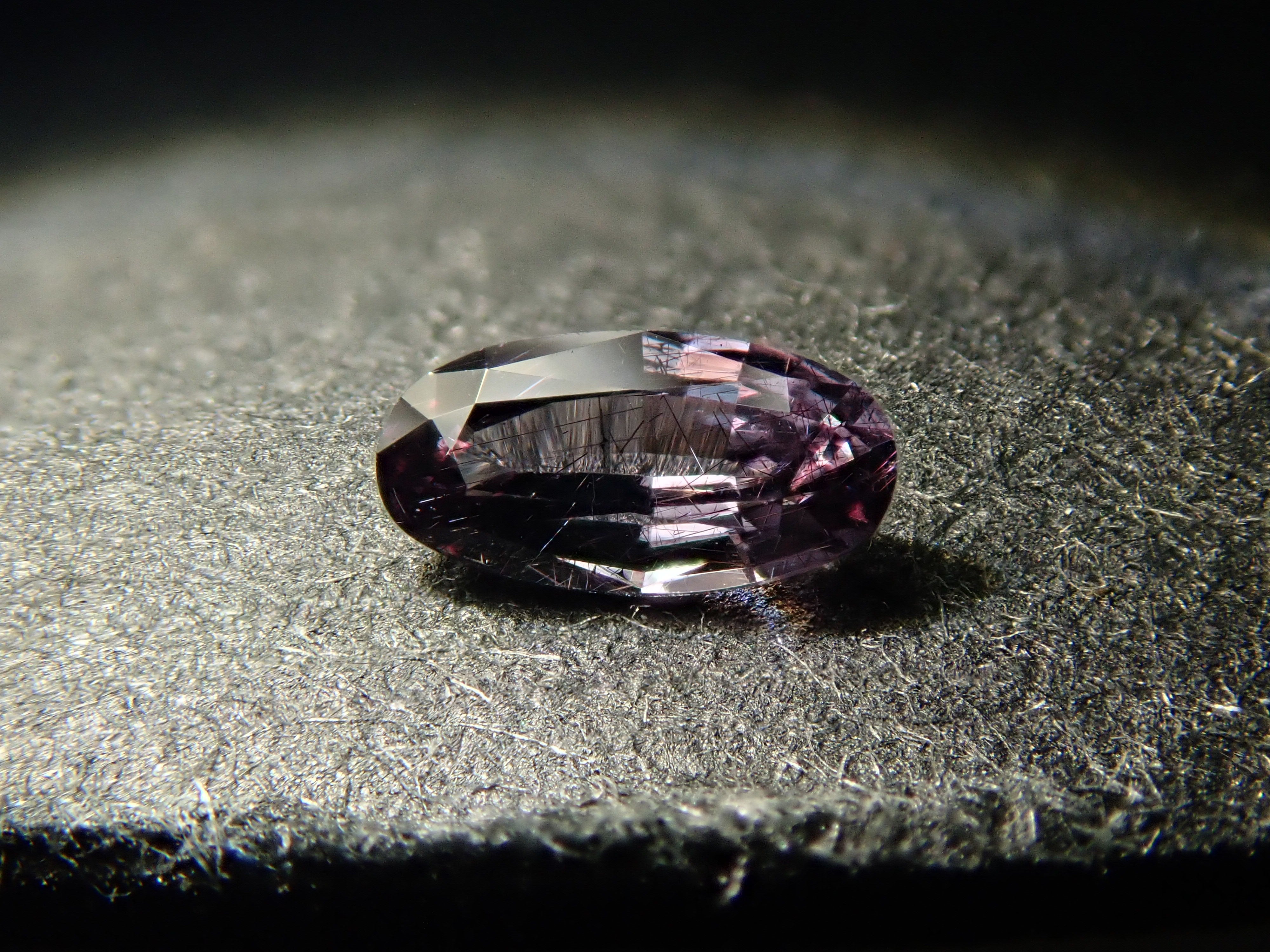 マダガスカル産ベキリーブルーガーネット（カラーチェンジガーネット