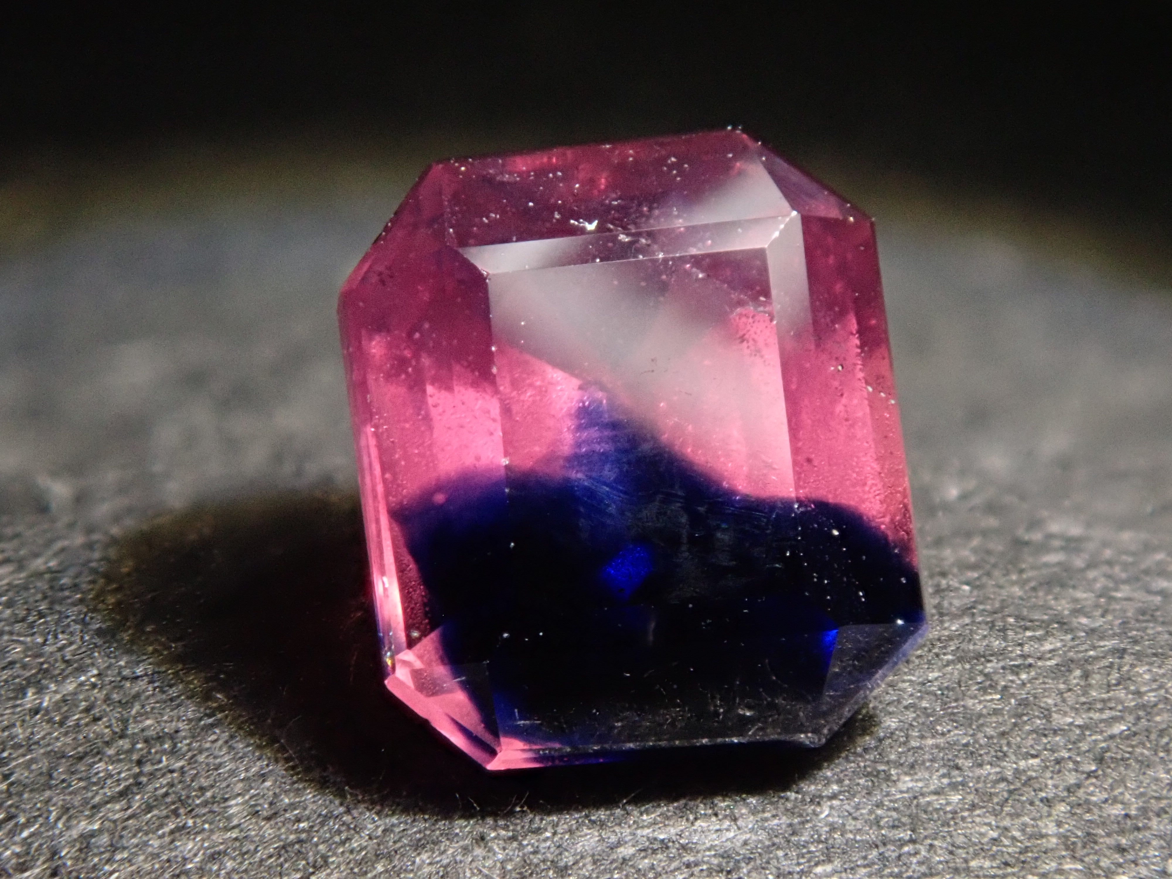 タンザニア・ウィンザー産バイカラーサファイア 1.030ctルース