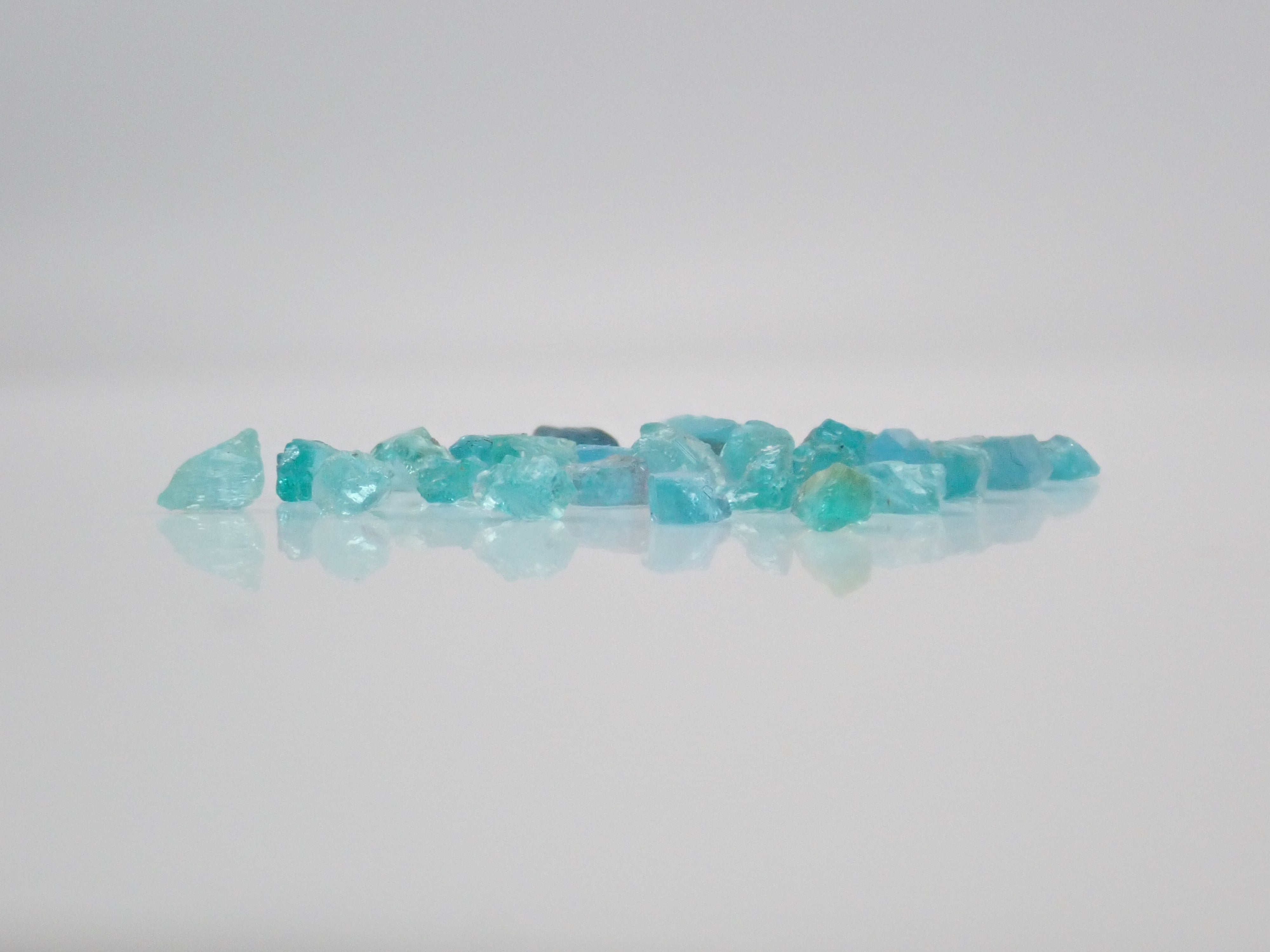 ブラジル産パライバトルマリン（バイカラー含む、バターリャ）原石