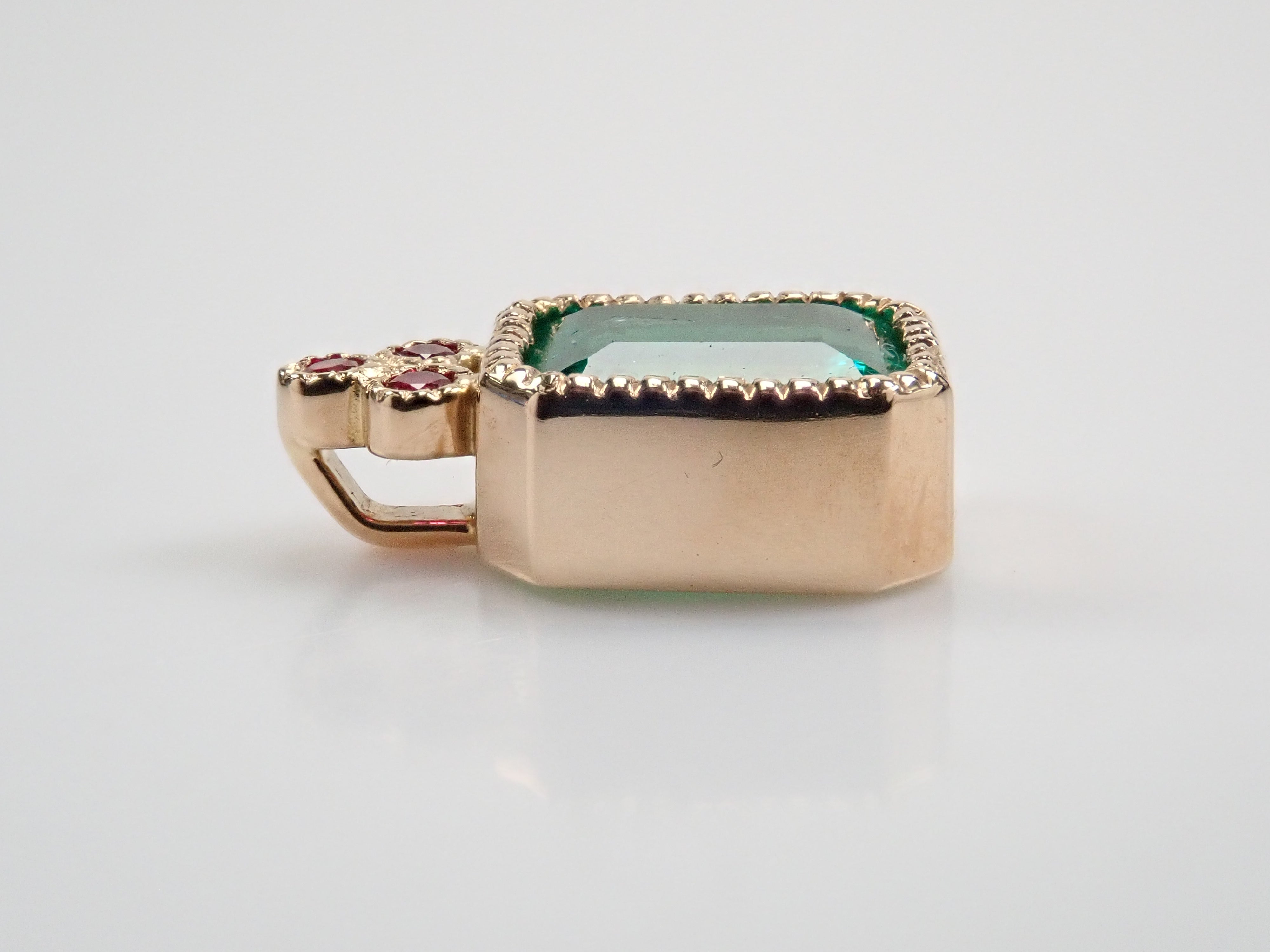 K18YG コロンビア産エメラルド 0.591ct ペンダント（ネックレス）