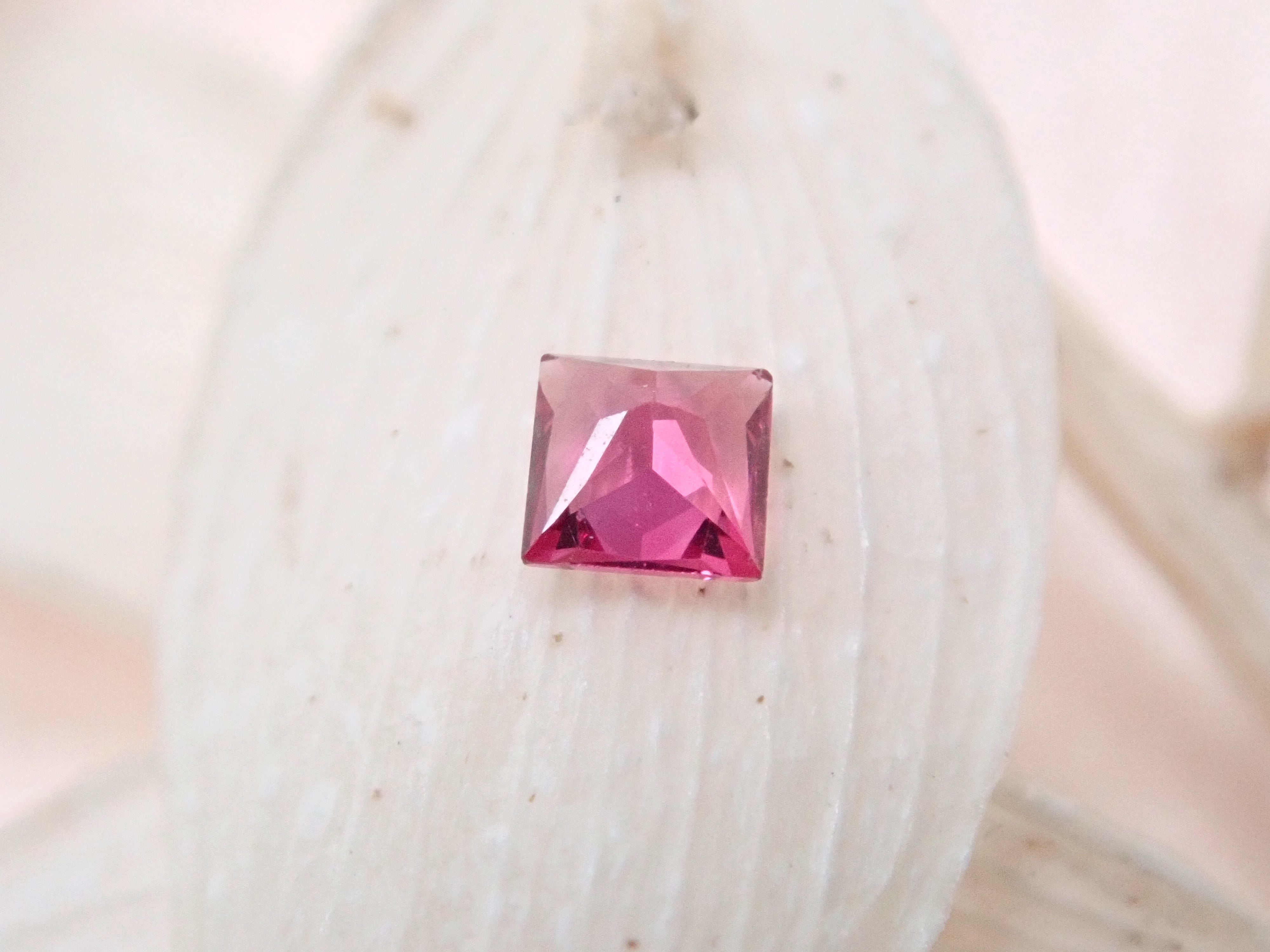 ピンクスピネル1石ルース（プリンセスカット,約2.5mm）《複数購入割引有》