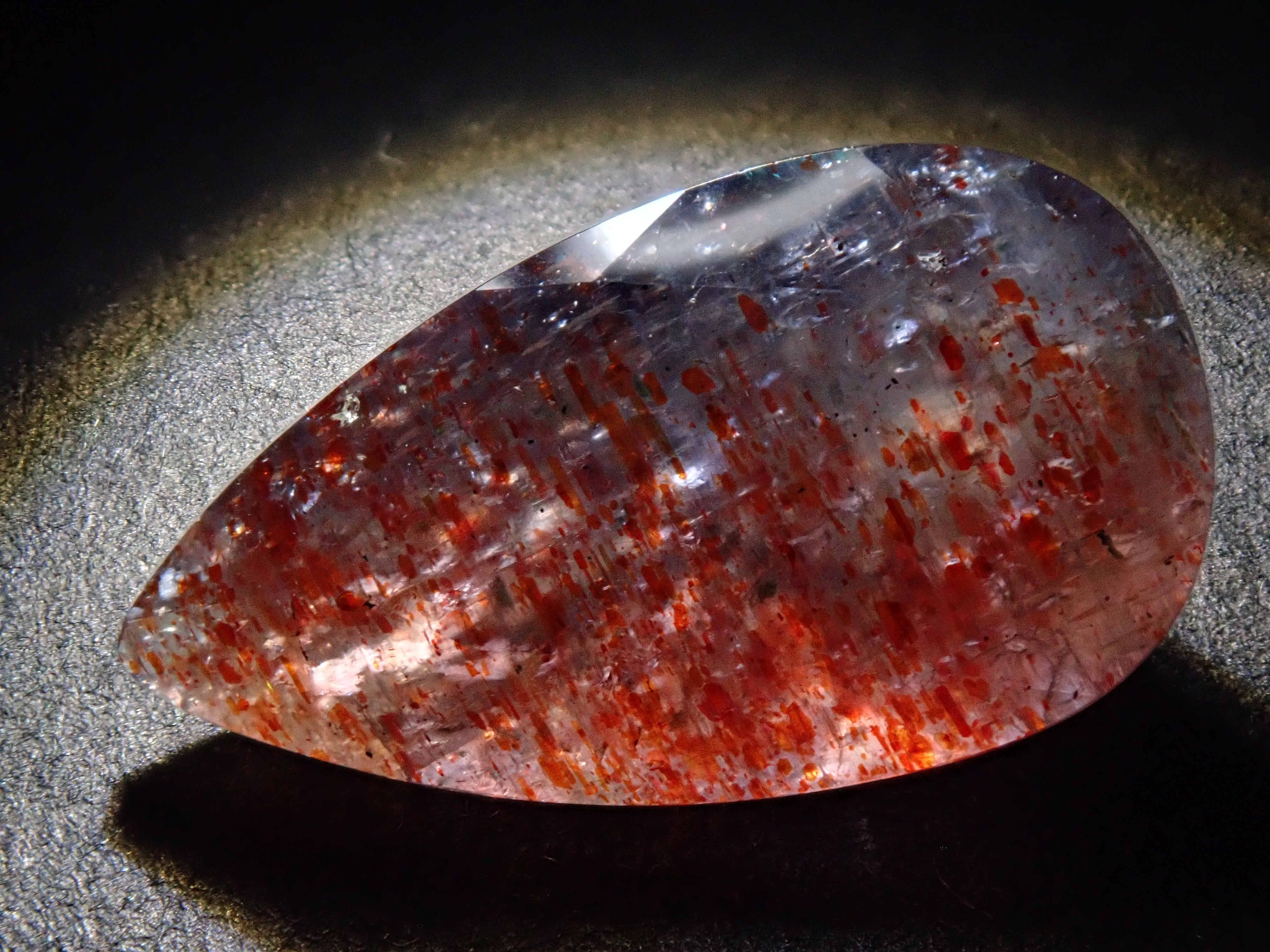 インド産ブラッドショットアイオライトサンストーン 3.740ctルース