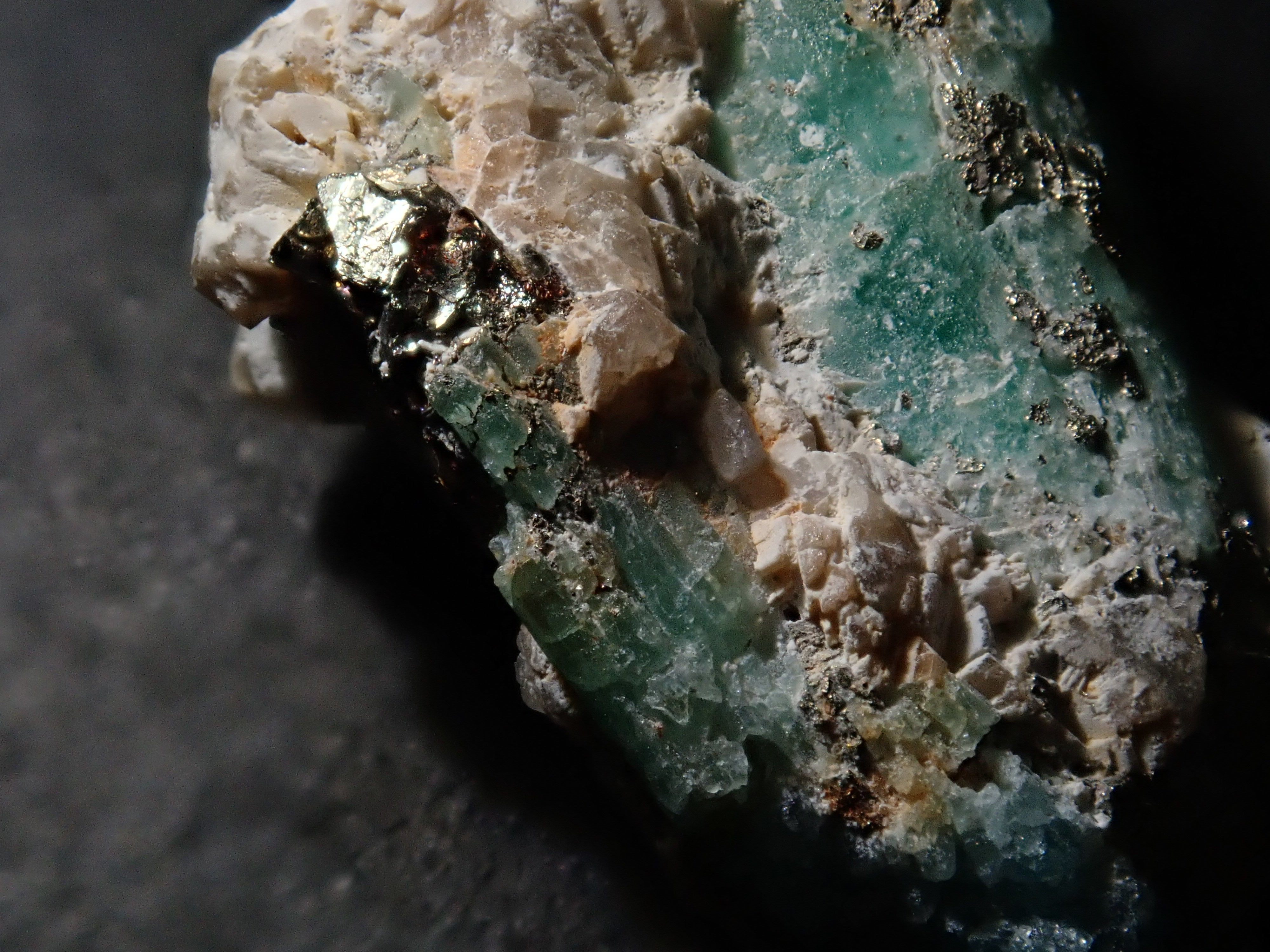 コロンビア産パイライト付ユークレース・エメラルド 12.55ct