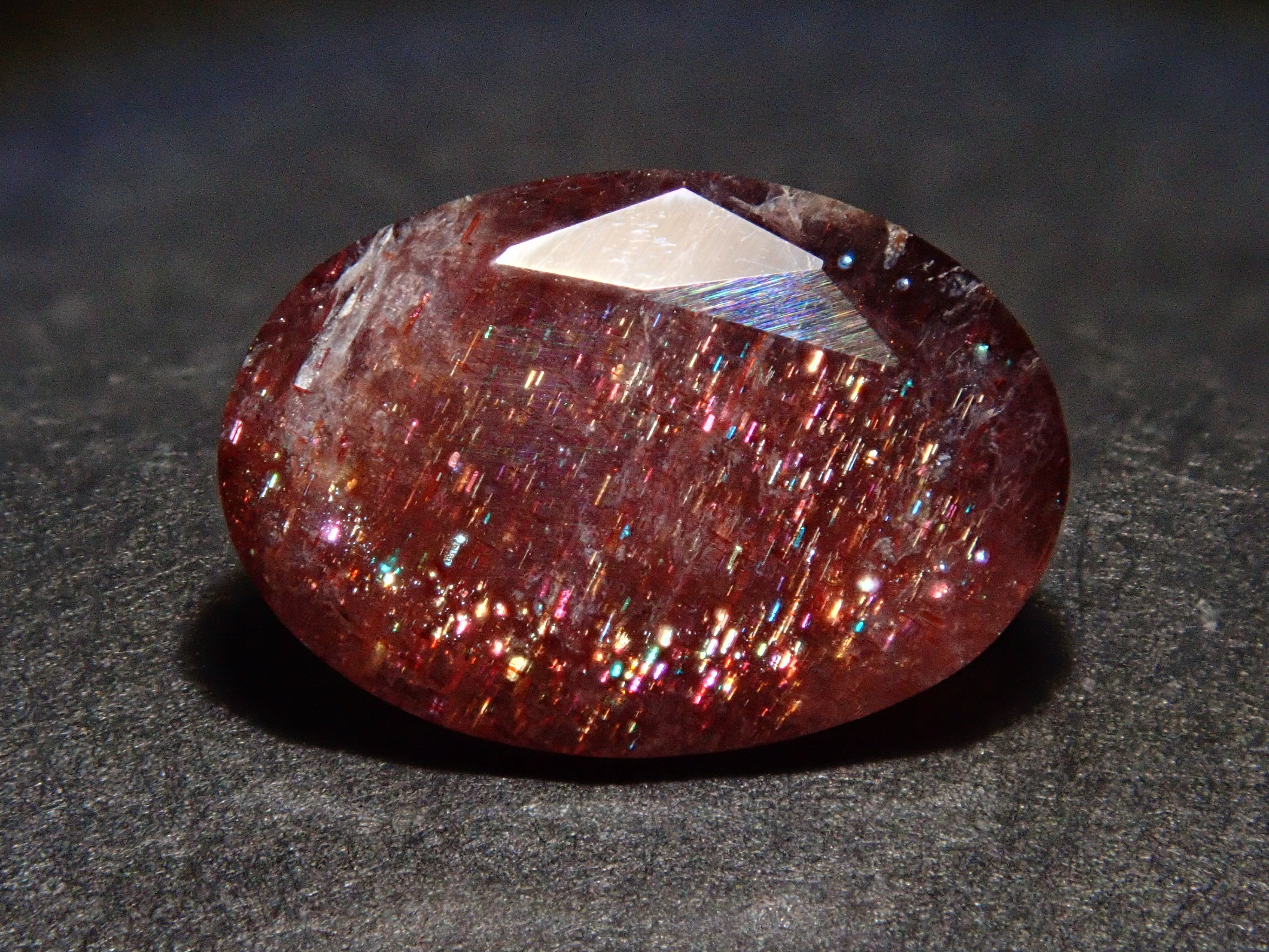 インド産ブラッドショットアイオライトサンストーン 1.110ctルース