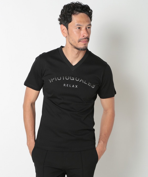 1PIU1UGUALE3 RELAX】別注 ロゴラインストーンTシャツ｜メンズ