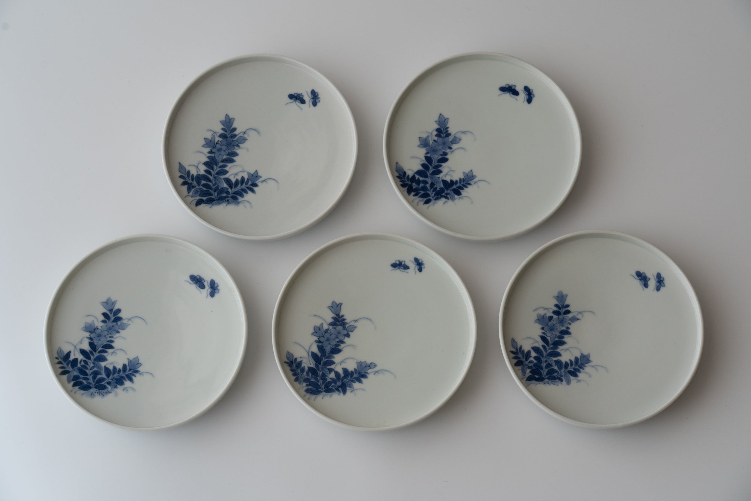 藍柿右衛門文桔梗に蝶文皿