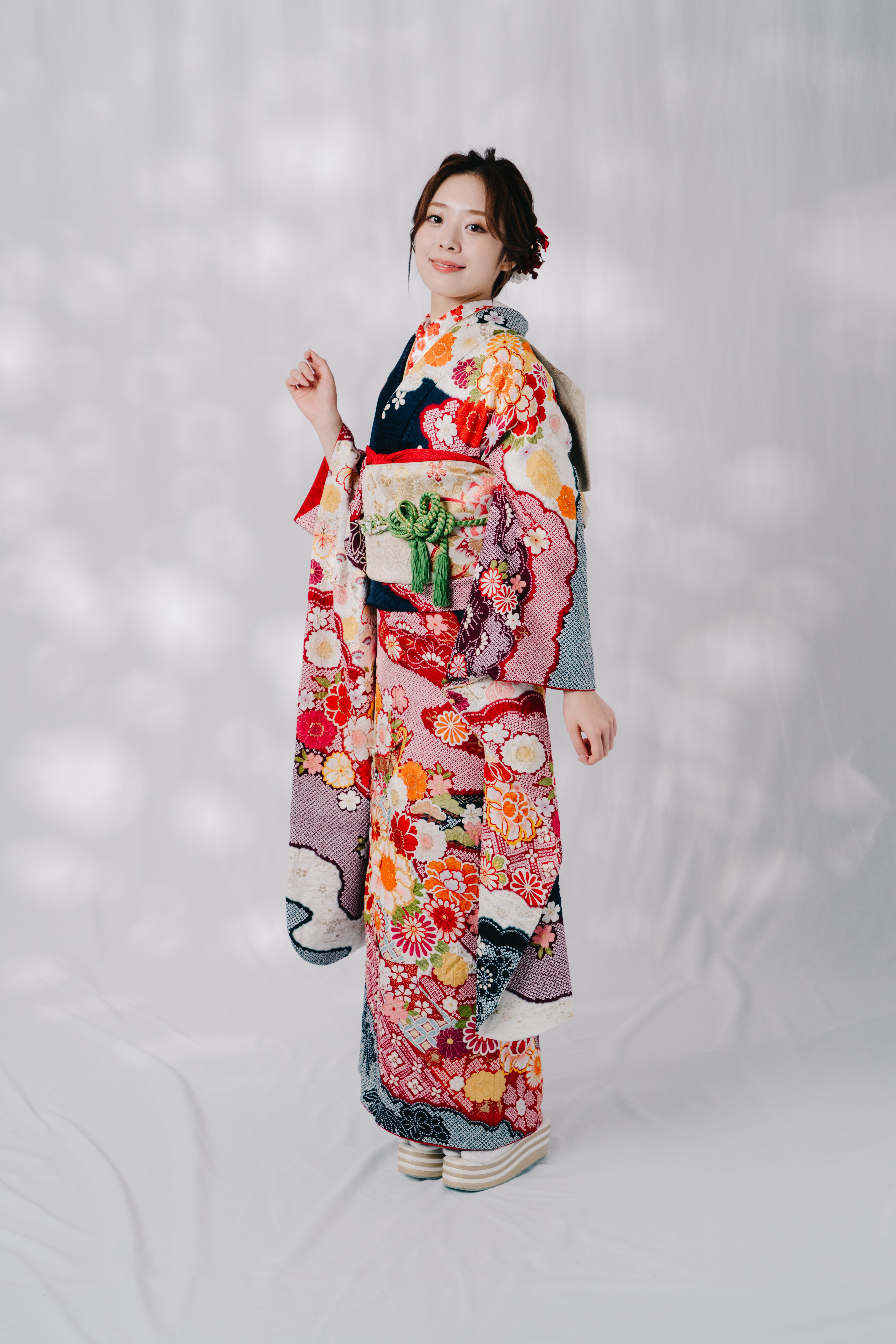 313 振袖フルセット 正絹 黒 橙 絞り 金彩 駒刺繍 刺繍 やや難あり