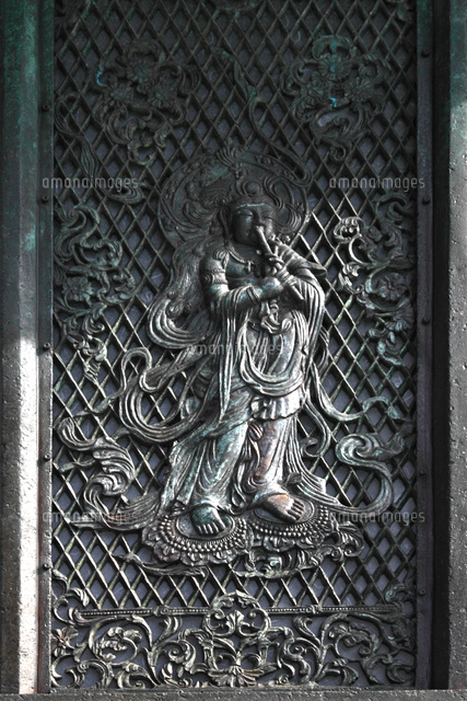 東大寺・金銅八角灯籠の音声菩薩[25801014071]の写真・イラスト素材