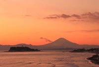 夕焼けの富士山と江ノ島のイメージ、富士山曼荼羅の一点 夕焼けの