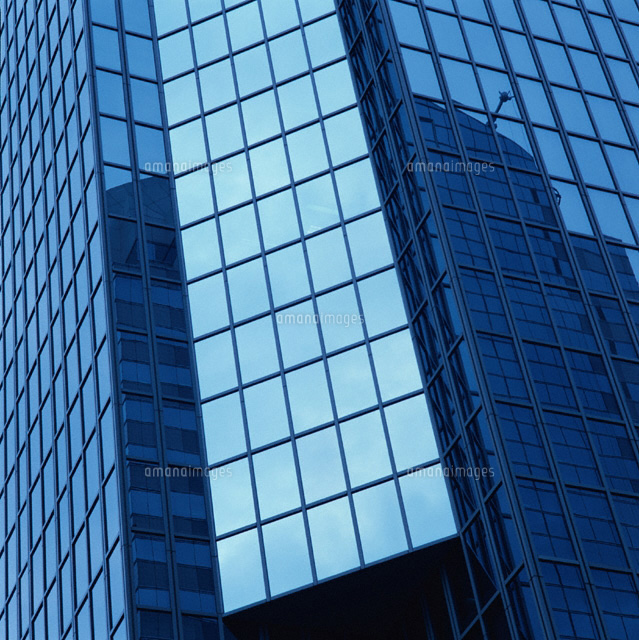 ミラービルに写るビル[00459000195]の写真・イラスト素材｜アマナ