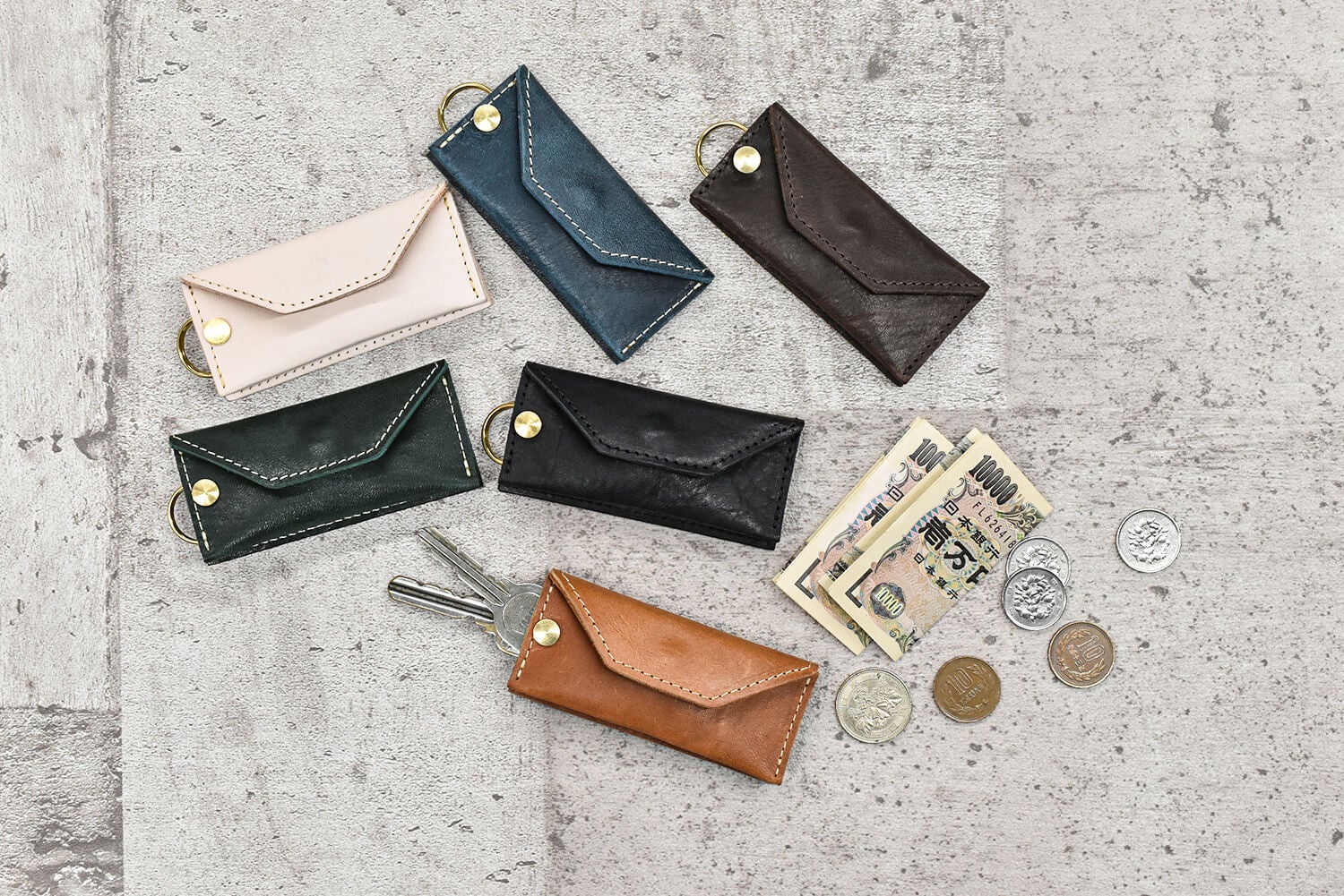 コンパクトなのに使いやすい。最低限のものだけで外出できるキーケース