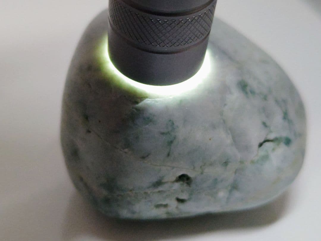 糸魚川136 翡翠 275g ヒスイ 原石 鑑賞石 自然石 誕生石 鉱物 鉱石