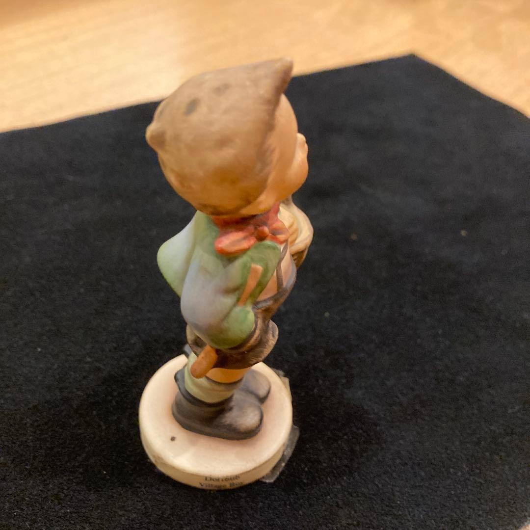 陶器製少年フィギュア バスケット付き Goebel