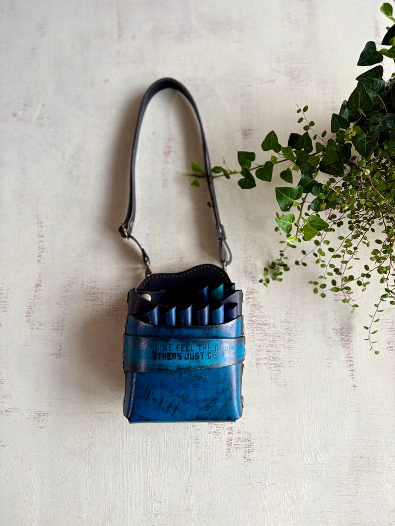 ヌメ革ブラック、手染めブルーの遊び心もりもり大容量シザーケース