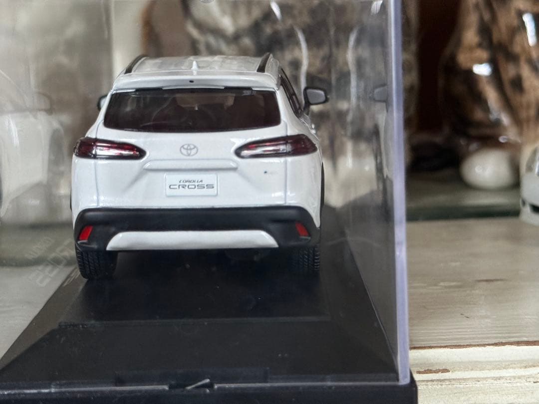 新型COROLLA CROSS ホワイトパールマイカ 1/30 カラーサンプル