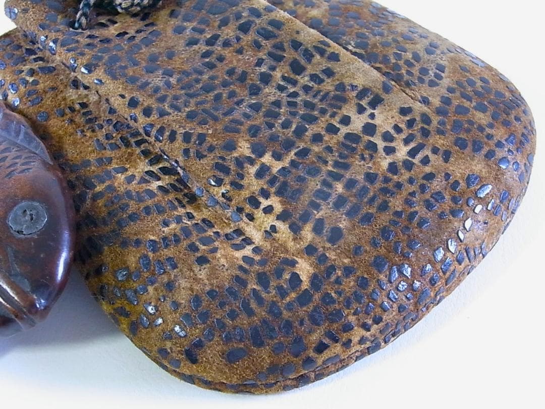 E719 】 コレクター放出品 明治時代～大正時代 アイヌ玉魚根付皮提げ袋