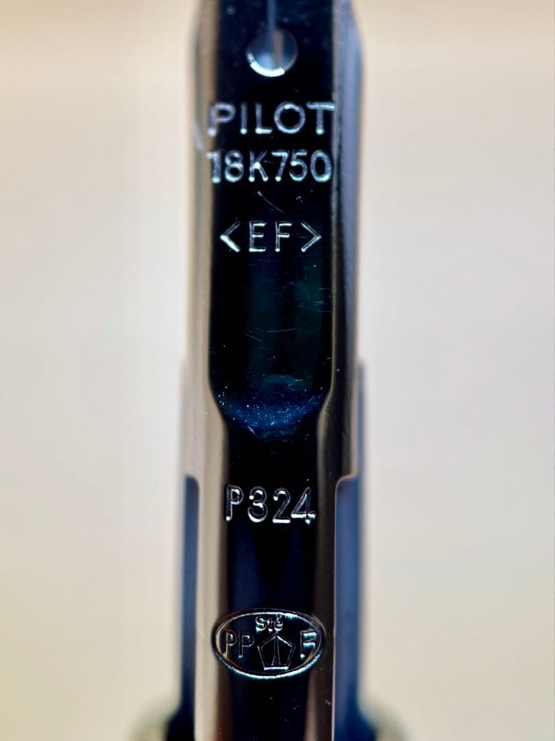 【値下げ】 美品★PILOT キャップレスデシモ 18Kペン先 EF 極細 赤軸