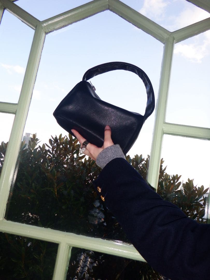 KEESE 黒 レザーショルダーバッグ ジップ Sサイズ ユニセックス