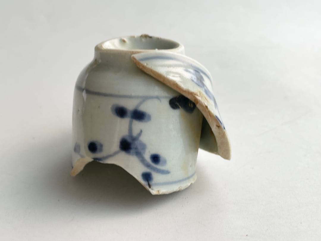 骨董　アンティーク　初期伊万里陶片　染付薺文小碗　盃　酒器　残欠　発掘　出土