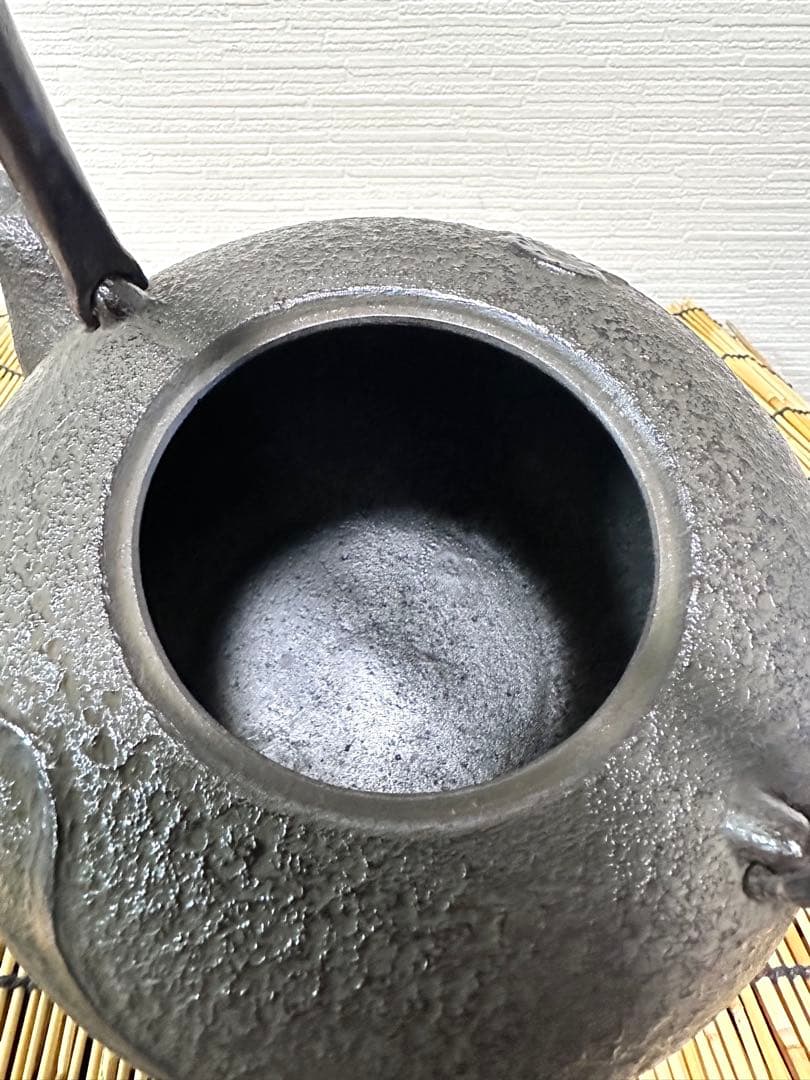 未使用品　付属品付　南部喜州 (及川 喜徳)造　鍛治打袋鉉　１５型　南部鉄瓶