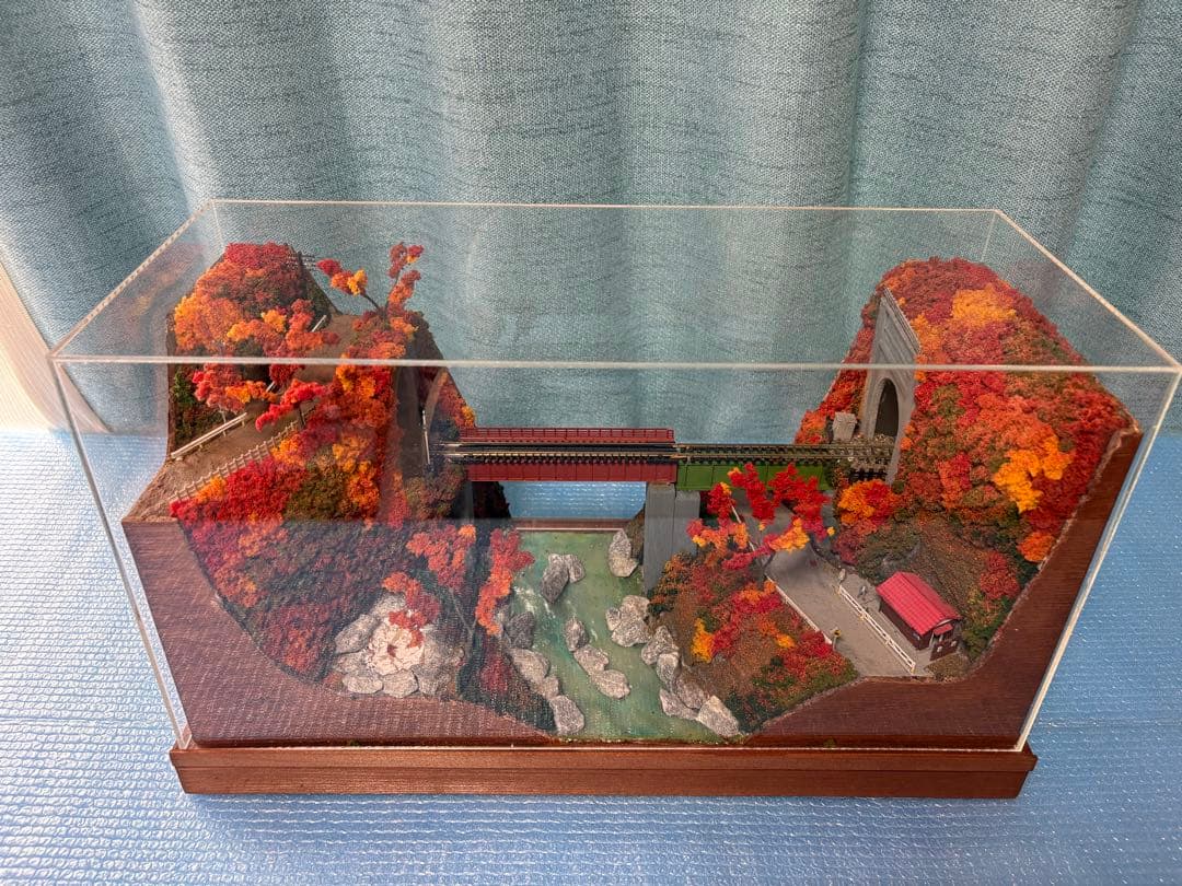 鉄道模型 ジオラマ　紅葉風景　(鉄道模型付き)