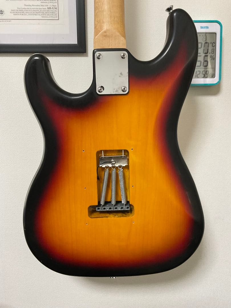 ストラト　タイプ　弾き心地良　艶消しボディ ブラウンサンバースト