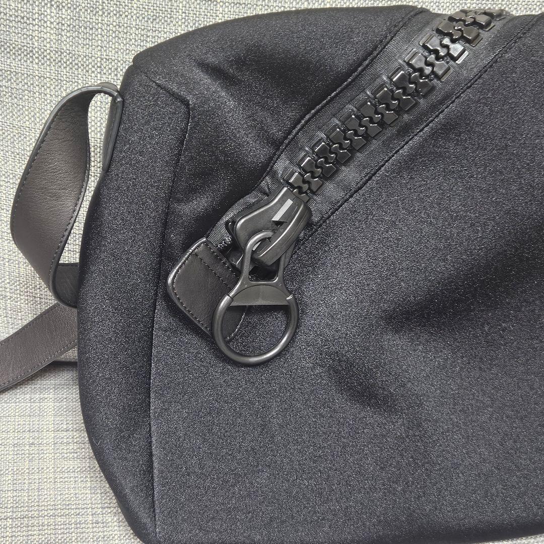 【サンタ】カワカワ ビッグファスナー ショルダーバッグ ナイロン