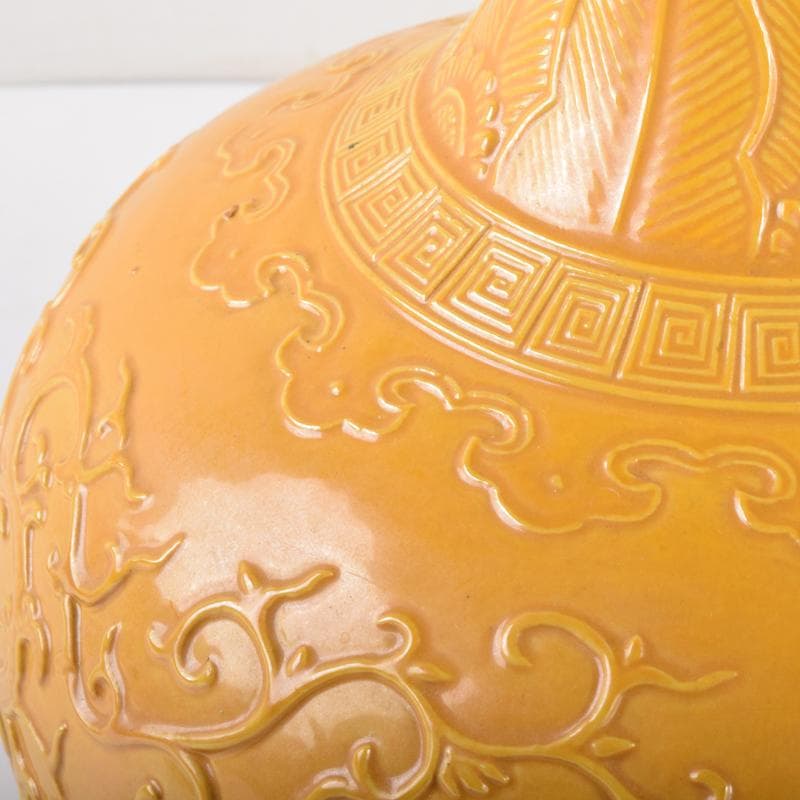 中国 黄釉 刻神獣纏枝花弁文 長顎瓶 在銘 V