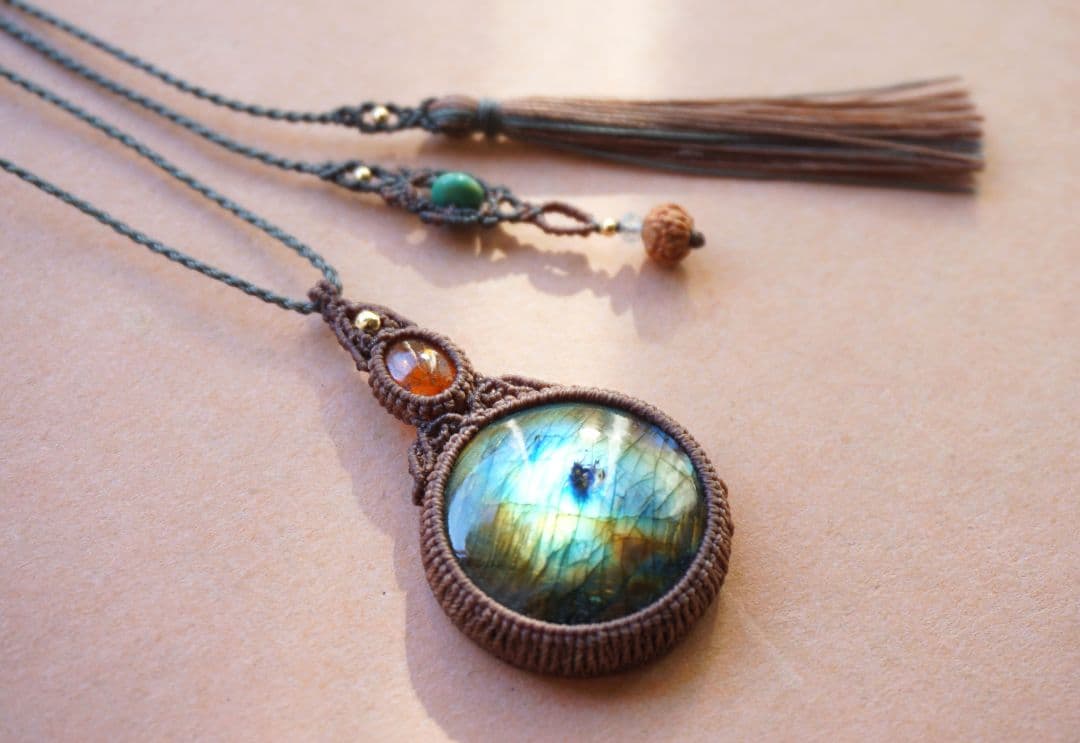 マルチカラーラブラドライト オレンジカイヤナイト マクラメ ネックレス