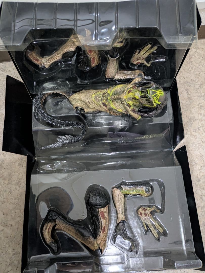 ホットトイズ　ムービー・マスターピース　プレデリアン（ダメージ版）