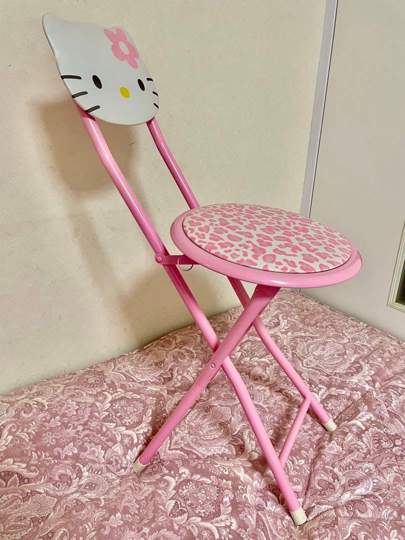 激レア！キティちゃんの折りたたみ椅子 ピンク お花 - メルカリ