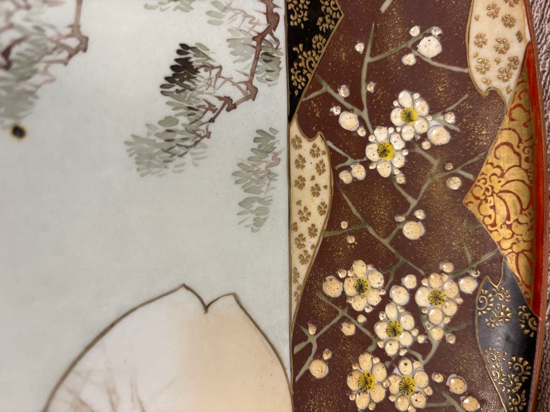 九谷焼 金彩飾の大皿　和装人物画／梅花文様／裏銘有り