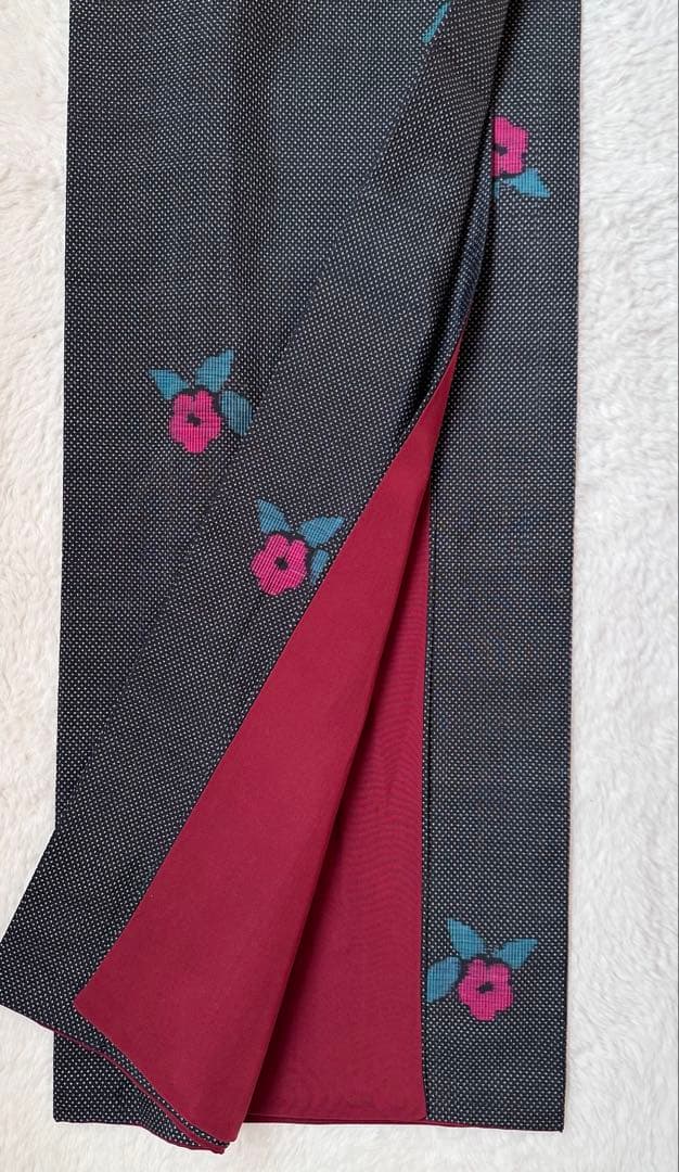 大島紬 かわいい 黒地 あられに椿 7マルキ - メルカリ