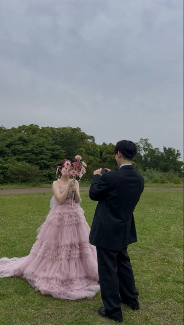 フリル付きピンクロングドレス