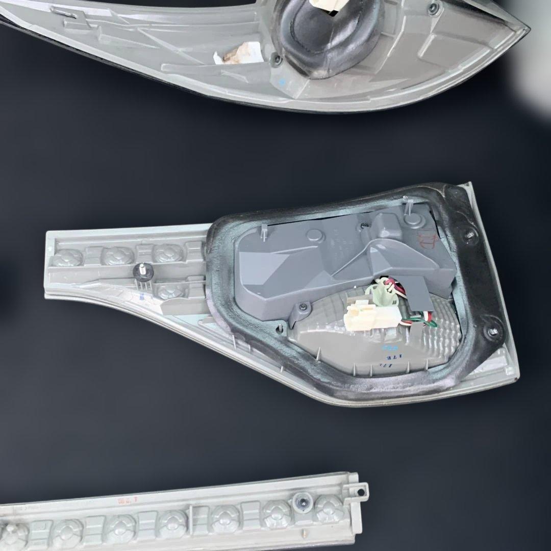 トヨタ エスティマ ハイブリッド AHR20 純正リアテールランプ 中古品