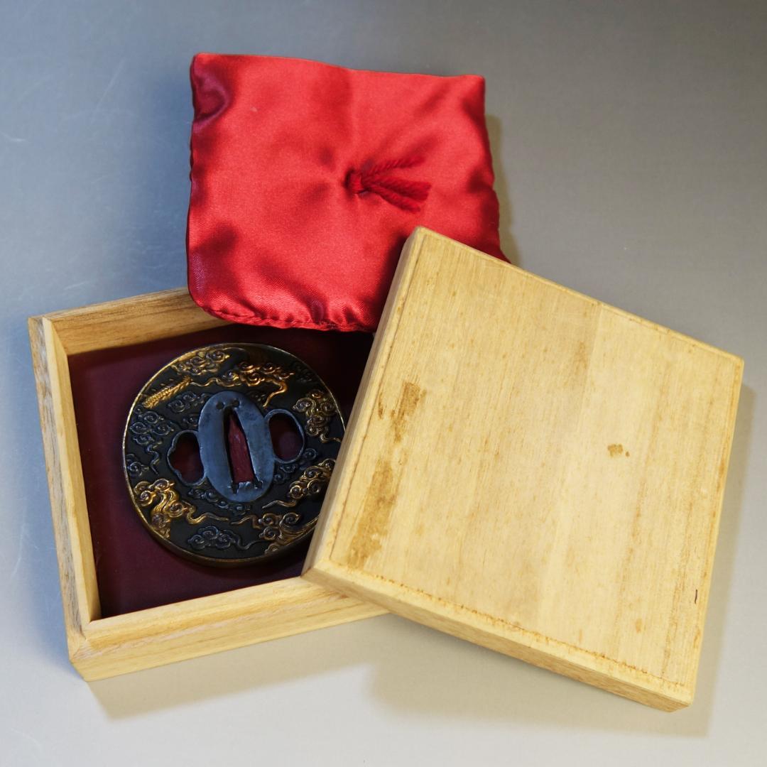 【 赤銅魚子地 高肉彫 鍍金 雲龍図鍔 】(鍔箱・布団付) 鍔 鐔 刀装具 武具