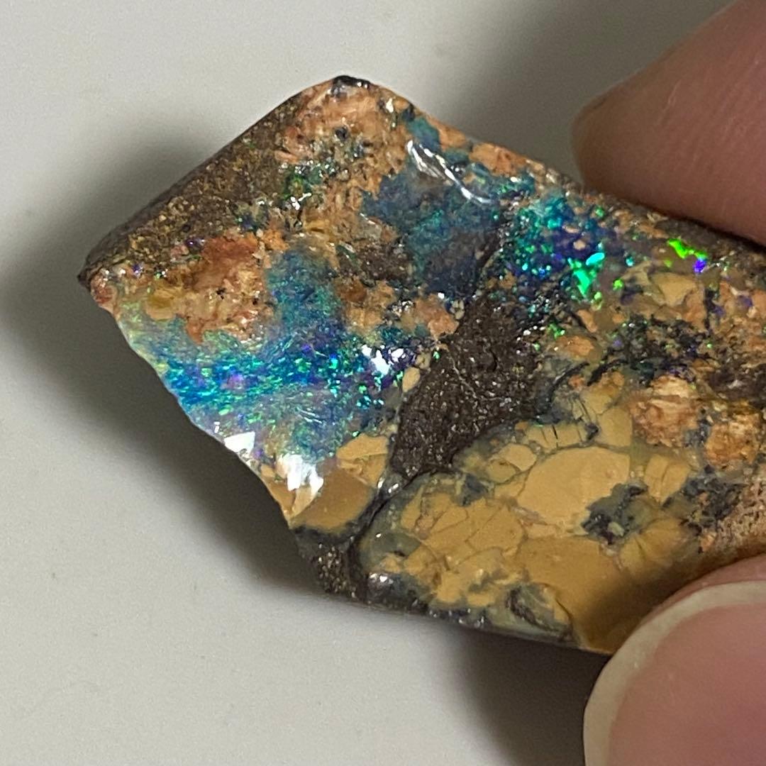 ボルダーオパール　母岩付き原石　59.5ct