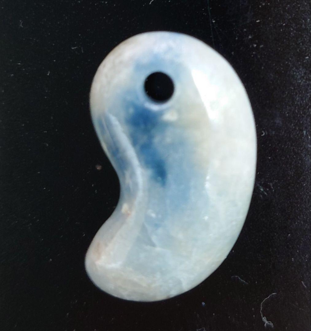 糸魚川翡翠 勾玉 入りコン沢ブルー